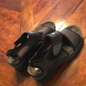 BZees sandal size 9.5 black and grey comfort sandals